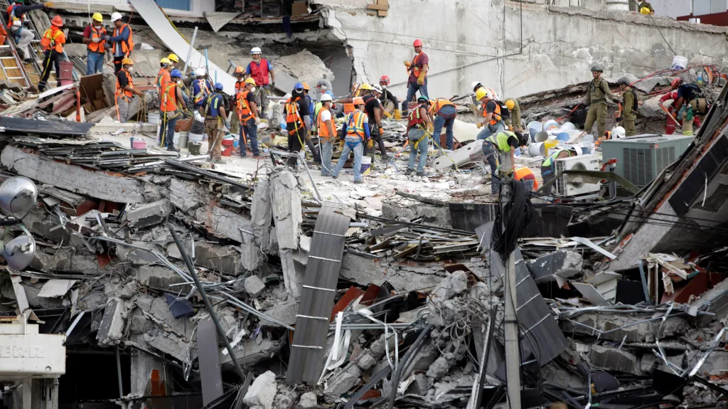 V mexické metropoli pokračují záchranářské práce