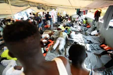 Kapitánce lodi s migranty hrozí za narušení italských vod až 15 let vězení. Salvini mluví o pirátství