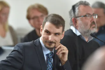 Cheb má opět starostu, obviněného Navrátila vystřídal učitel Jalovec