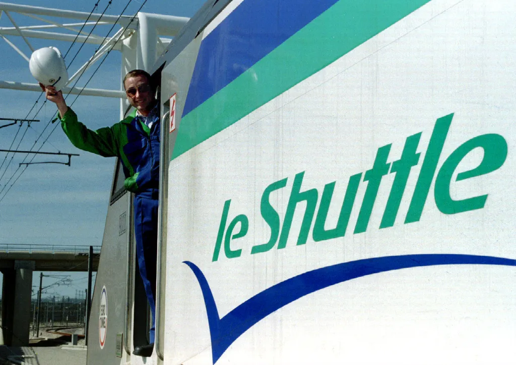 Řidič "Le Shuttle" mává z kabiny před první jízdou pod kanálem La Manche