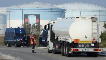Francouzští odboráři blokují zásobárnu benzínu