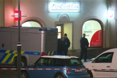 Policie zadržela ozbrojeného muže, který v bance v Příbrami držel osm rukojmí