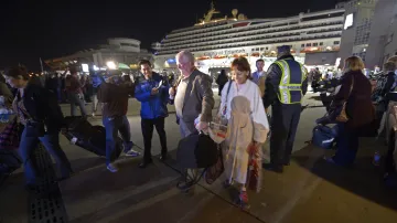 Úleva cestujících z Carnival Triumph