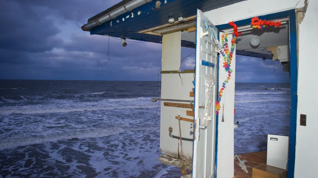 Zbytky stánku na pláži u města Zempin v Německu