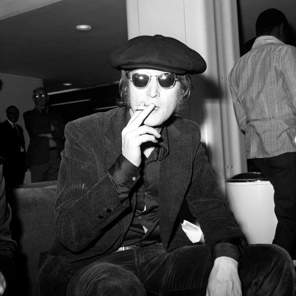 Jeho předčasný odchod ze světa má na svědomí Mark David Chapman. Lennona zastřelil 8. prosince 1980 před jeho domem v New Yorku