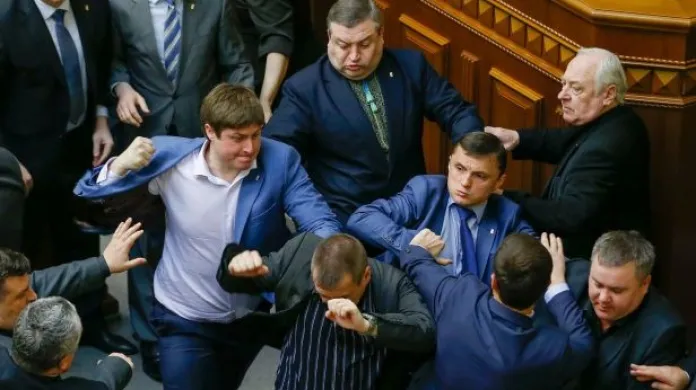 Ukrajinští poslanci se poprali kvůli jednotě země