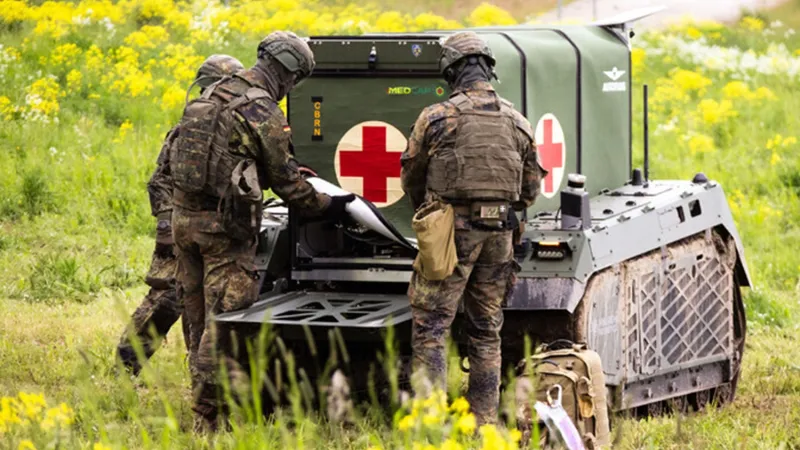 Němečtí zdravotníci využívají bezpilotní vozidlo během cvičení NATO Vigorous Warrior 2026 v Estonsku