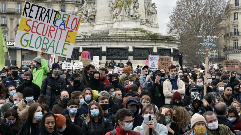 Demonstrace na náměstí Place de la Republique v Paříži