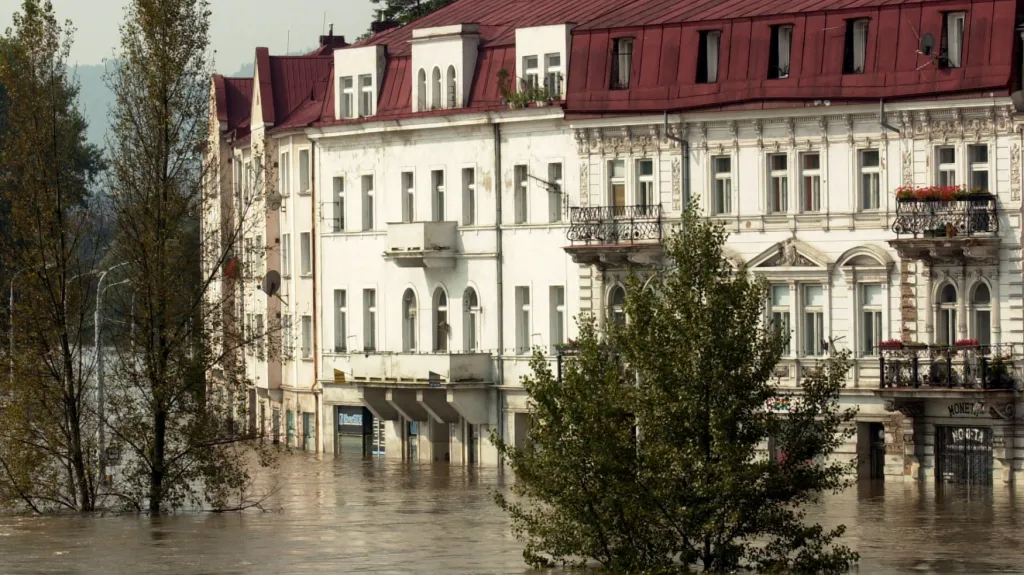 Zatopené nábřeží v Děčíně 17. srpna 2002
