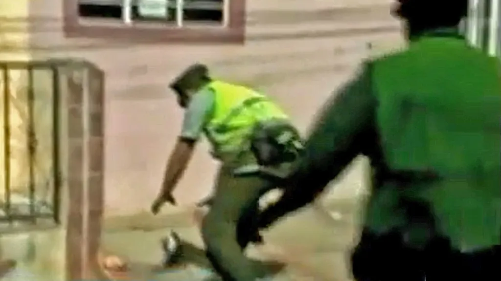 Kolumbijští policisté chytají holuba s balíčkem drog