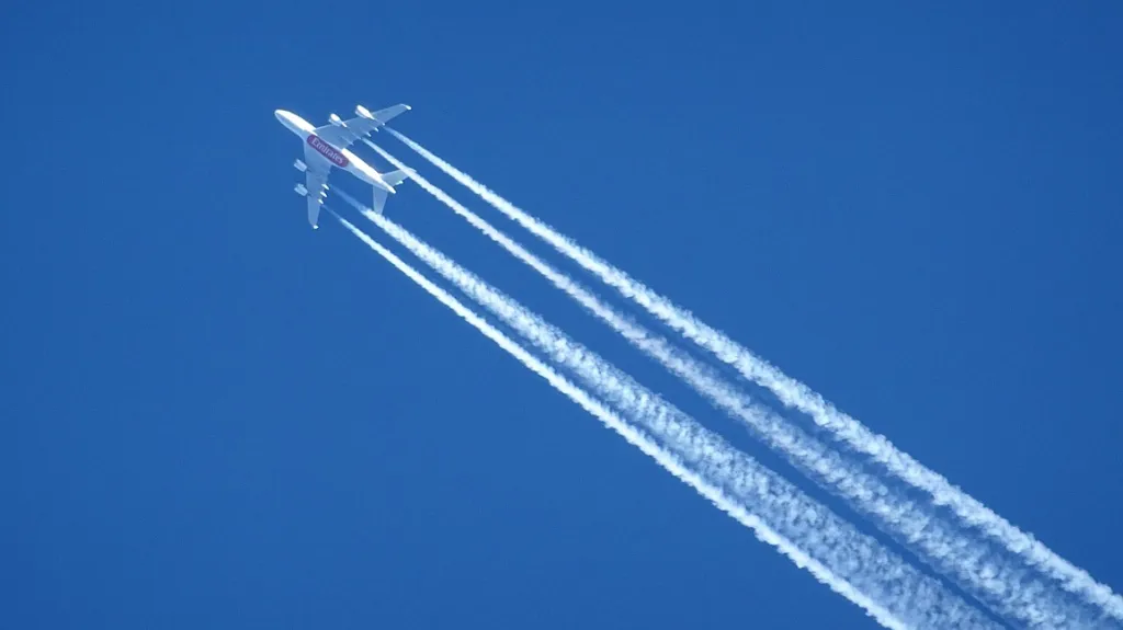 Rozšířenou konspirační teorií je ta o chemtrails. Podle ní nějaká skupina shazuje z letadel chemikálie, jimiž ovlivňují populaci – ve skutečnosti nic takového kondenzační čáry za letadly nedělají