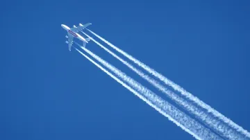 Rozšířenou konspirační teorií je ta o chemtrails. Podle ní nějaká skupina shazuje z letadel chemikálie, jimiž ovlivňují populaci – ve skutečnosti nic takového kondenzační čáry za letadly nedělají