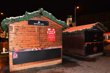 Začínají druhé Vánoce v pandemické době. Nouzový stav ještě platí, obchody i tak musely zavřít v poledne