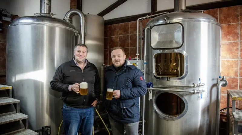 Tomáš Gregor (vlevo) a Petr Kobzík (vpravo) v pivovaru