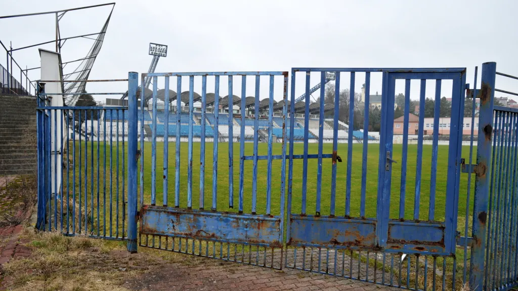 Zchátralý stadion v Drnovicích