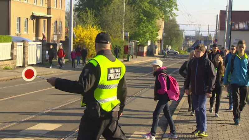 Strážník dohlíží na bezpečnost na přechodu
