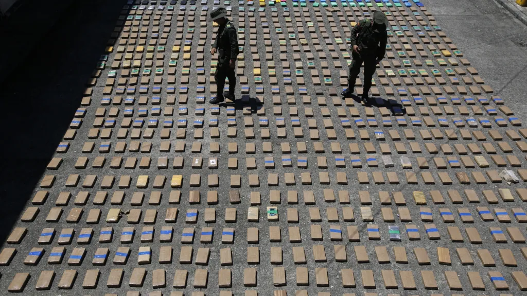 Kolumbijští policisté se zadrženým kokainem – ilustrační foto