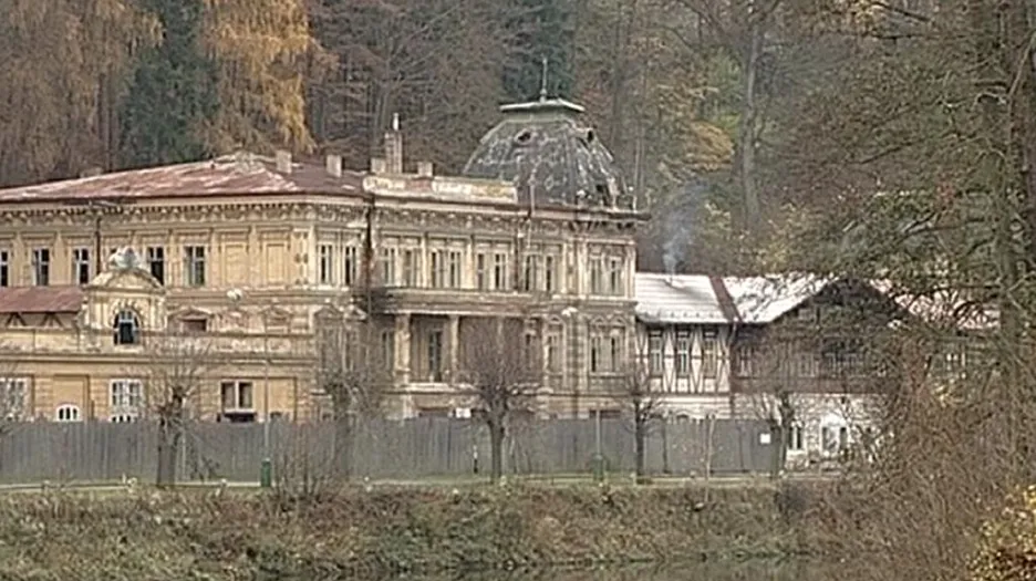 Po patnácti letech chátrání nabídlo ministerstvo kultury pomoc při záchraně lázní v Kyselce na Karlovarsku.