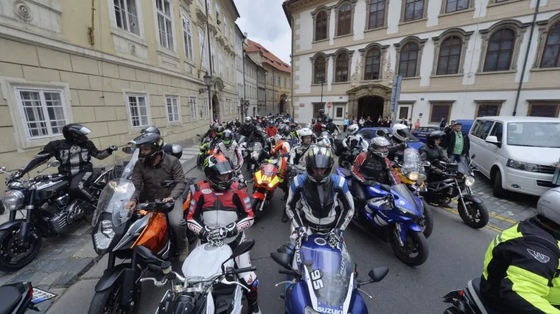 Motorkáři u Poslanecké sněmovny