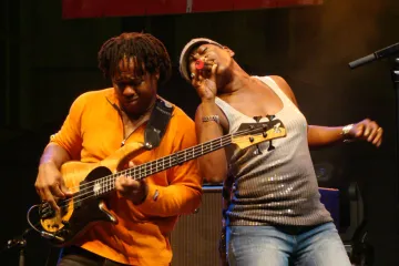 Victor Wooten nadchnul na Staroměstském náměstí tisíce jazzových znalců i laiků