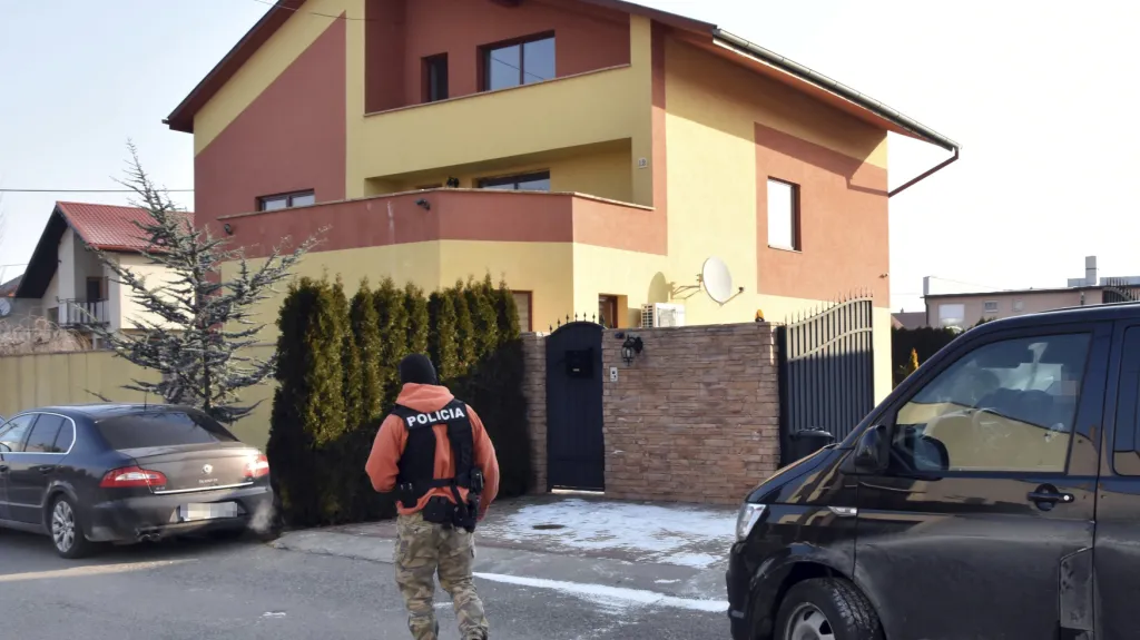 Slovenská policie před domem Vadaly v Trebišově