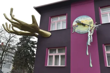 Dům performera Kristka bude dějištěm filmu. Dominuje mu Sisyfův stroj a mohutné ruce 