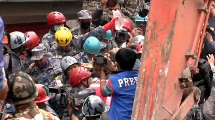 I šestý den po zemětřesení jsou záchranáři v plném nasazení