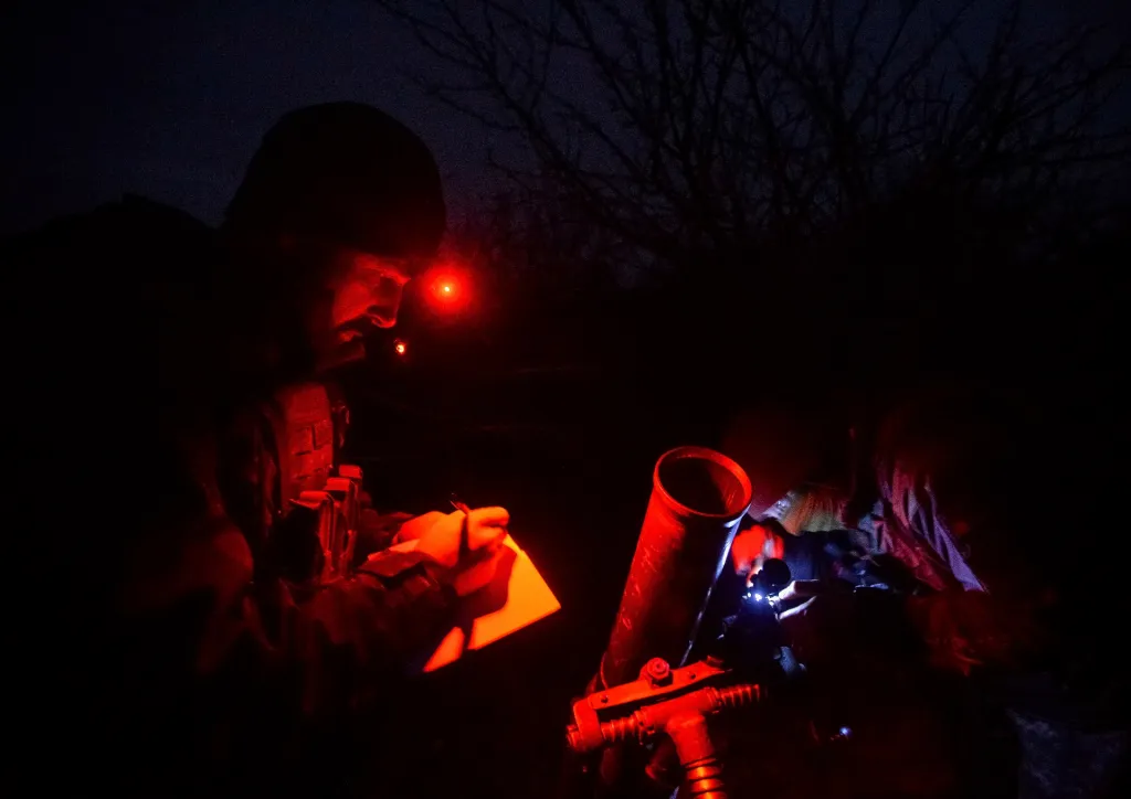 Ukrajinská obsluha houfnice připravuje střelbu poblíž Bachmutu (foceno 6. dubna 2023)