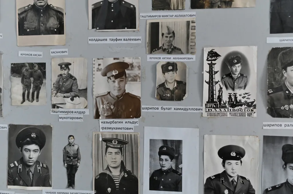 Na stěnách školy jsou pověšeny fotografie bývalých studentů. V 70. letech tam fungovaly čtyři třídy. Většina žáků v dospělosti odešla do armády a svým učitelům posílali fotografie