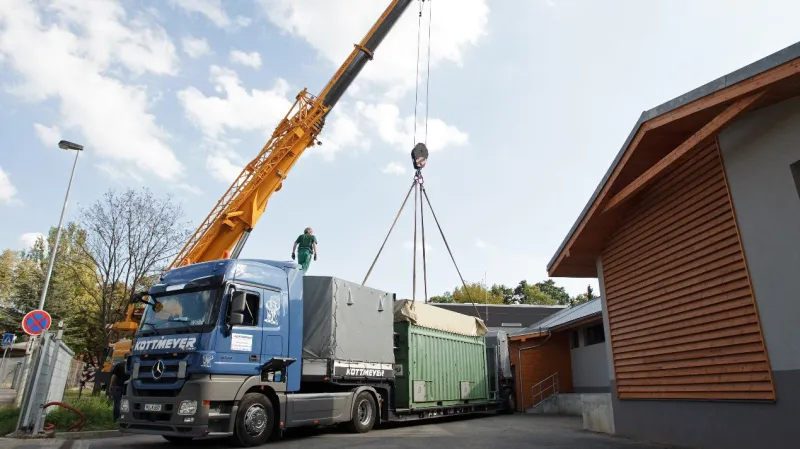 Stěhování hrochů v pražské zoo