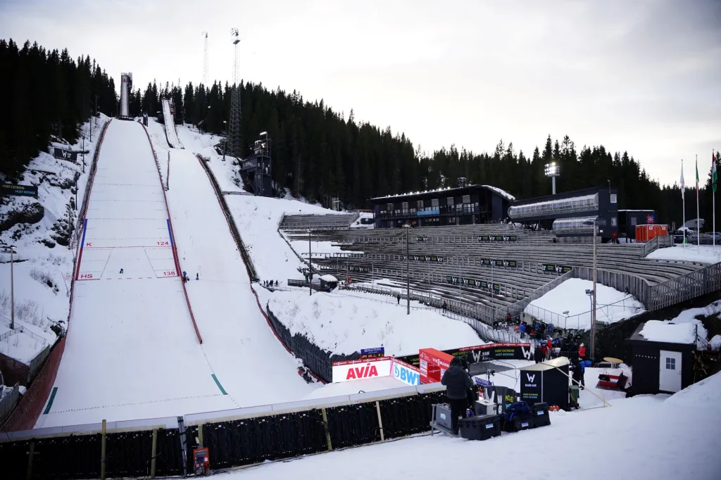 Většina sportovních turnajů, utkání i zápasů byla zrušena. Na snímku je opuštěný skokanský můstek v norském Trondheimu, který se měl stát dějištěm Světového poháru ve skocích na lyžích