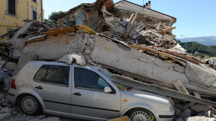 Otřesy v Amatrice ničily auta i domy