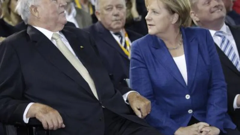Německá kancléřka Angela Merkelová a bývalý kancléř Helmut Kohl na oslavách 20. výročí sjednocení Německa