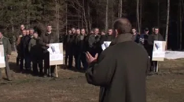 Myslivci při sčítání daňků