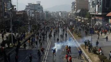 Nepálci se v ulicích střetli s policisty kvůli nabídce finanční pomoci z USA