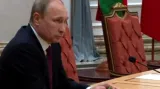 Nervózní Putin během jednání zlomil propisku
