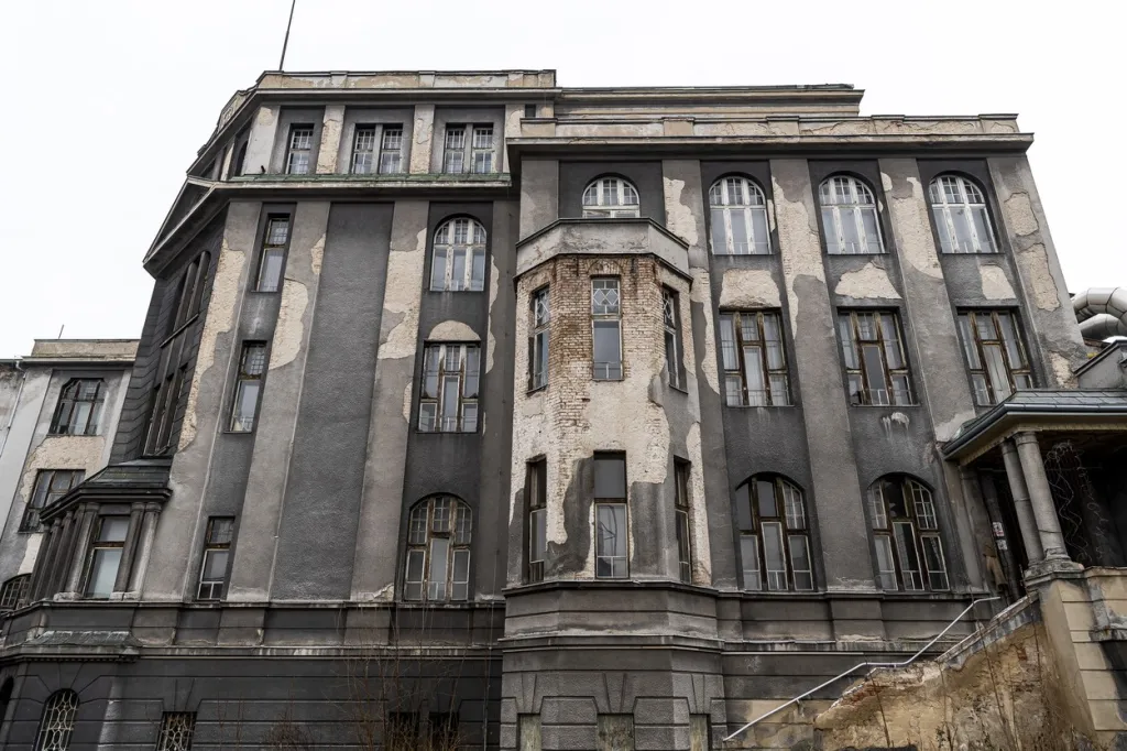 Správní budova Schichtových závodů ve čtvrti Střekov byla postavena na počátku 20. století ve stylu art deco
