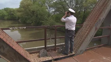 Policista monitoruje řeku