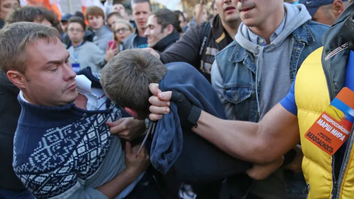 Na nedělní demonstraci se v Moskvě střetli odpůrci ruského zásahu na Ukrajině se stoupenci separatistů