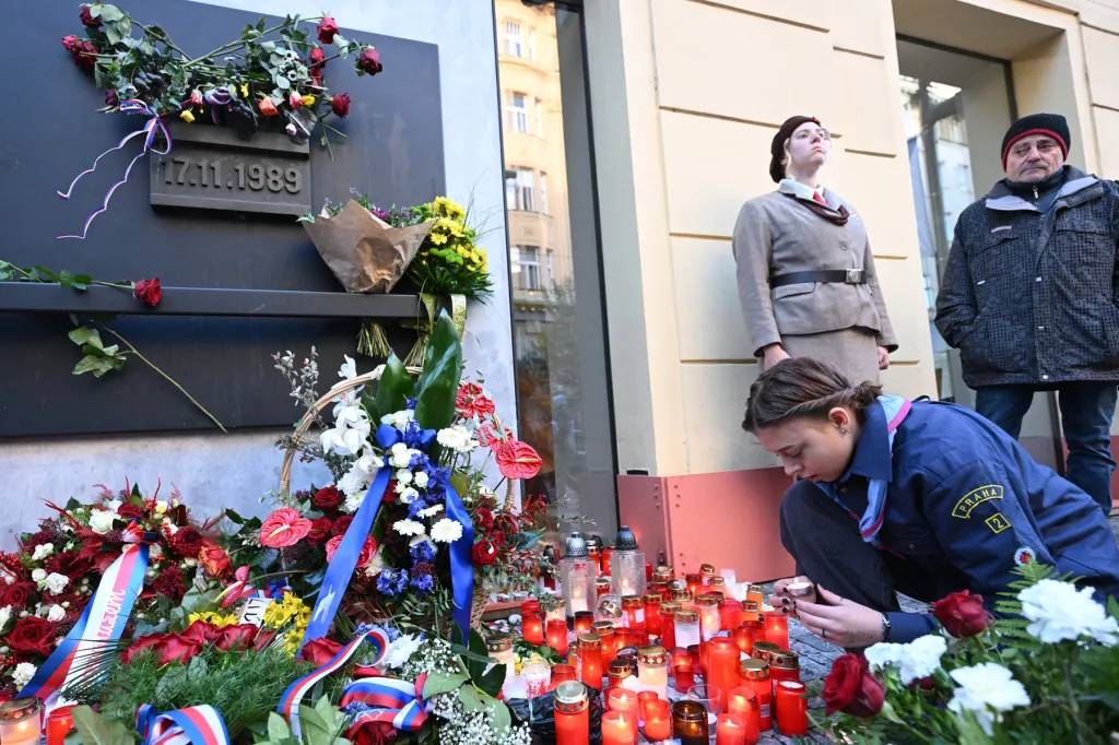 Lidé zapalují svíčky u památníku 17. listopadu na Národní třídě