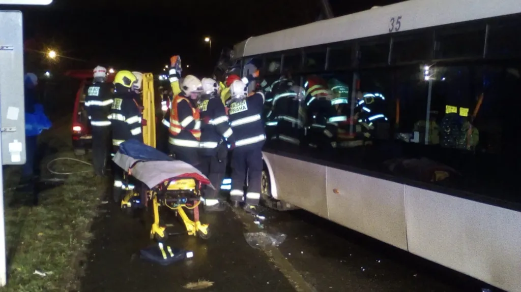 V Horních Počernicích se srazil autobus s nákladním vozem