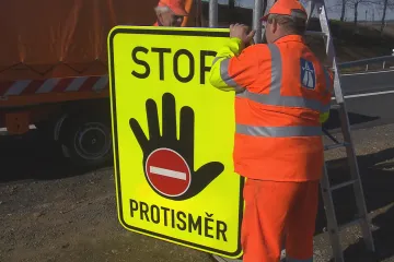 Varování před jízdou v protisměru přibude. Ministr to cítí jako dluh, provozní slepoty už se nebojí