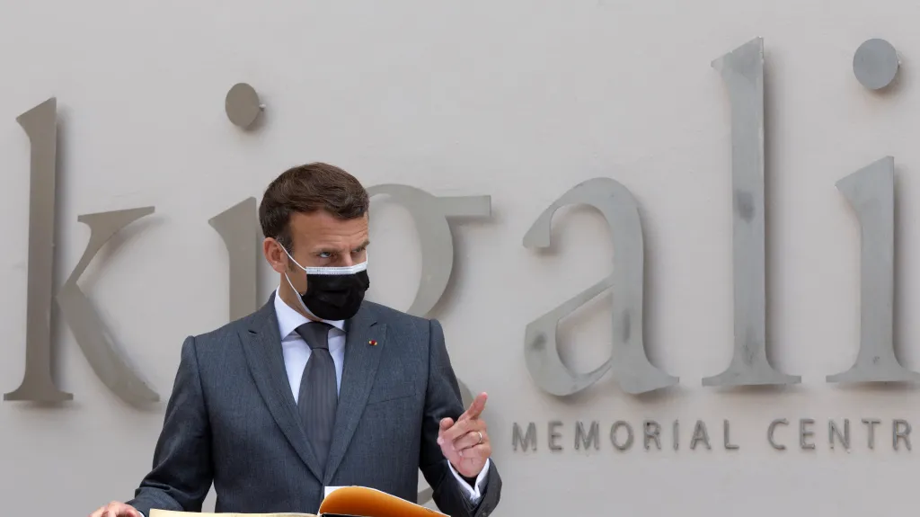 Emmanuel Macron při návštěvě památníku ve Rwandě