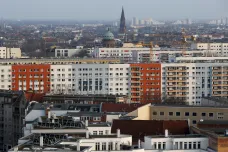 Berlín na pět let omezí výši nájmu části bytů. Snaží se tak řešit prudké zdražování