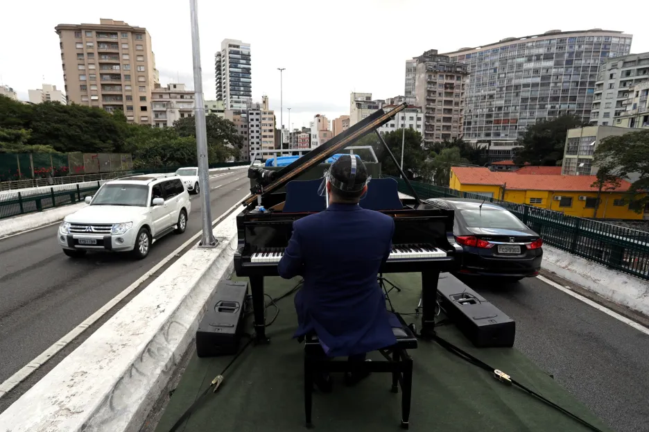 Pianista Rodrigo Cunha složil Serenádu pro osamělé matky v karanténě. Tu zahrál během jízdy na přívěsu kamiónu v Sao Paulu v Brazílii