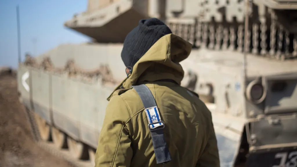 Izraelský voják nedaleko syrské hranice