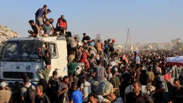 Palestinci čekají na humanitární pomoc ve městě Chán Júnis na jihu Pásma Gazy