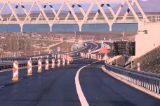 U Loun se otevřel nový úsek dálnice D7, celá má být hotová za pět let