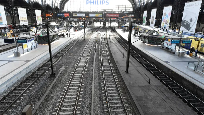 Prázdné nádraží v Hamburku během bouře Herwart