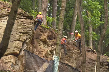 V Babiččině údolí padají skály. Jejich úpravy uzavřely část turistické stezky